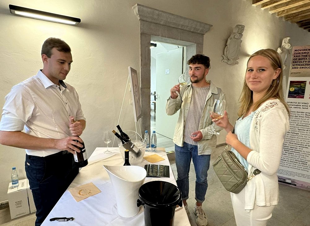 Študentski festival vin Fakultete za vinogradništvo in vinarstvo z otvoritvijo razstave satiričnih umetniških del