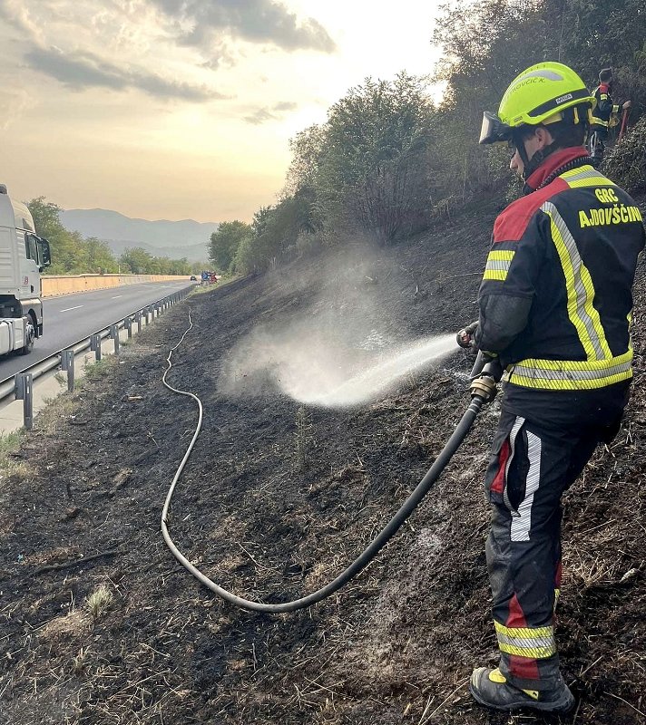 Gasilci pogasili požar ob hitri cesti