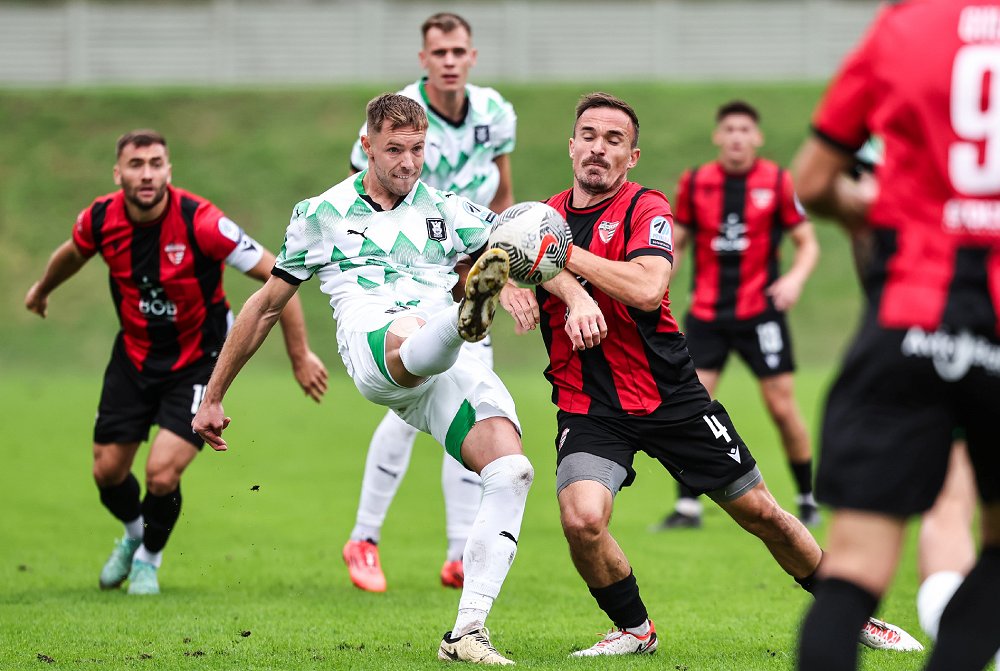 Olimpija premočna za nogometaše in nogometašice Primorja