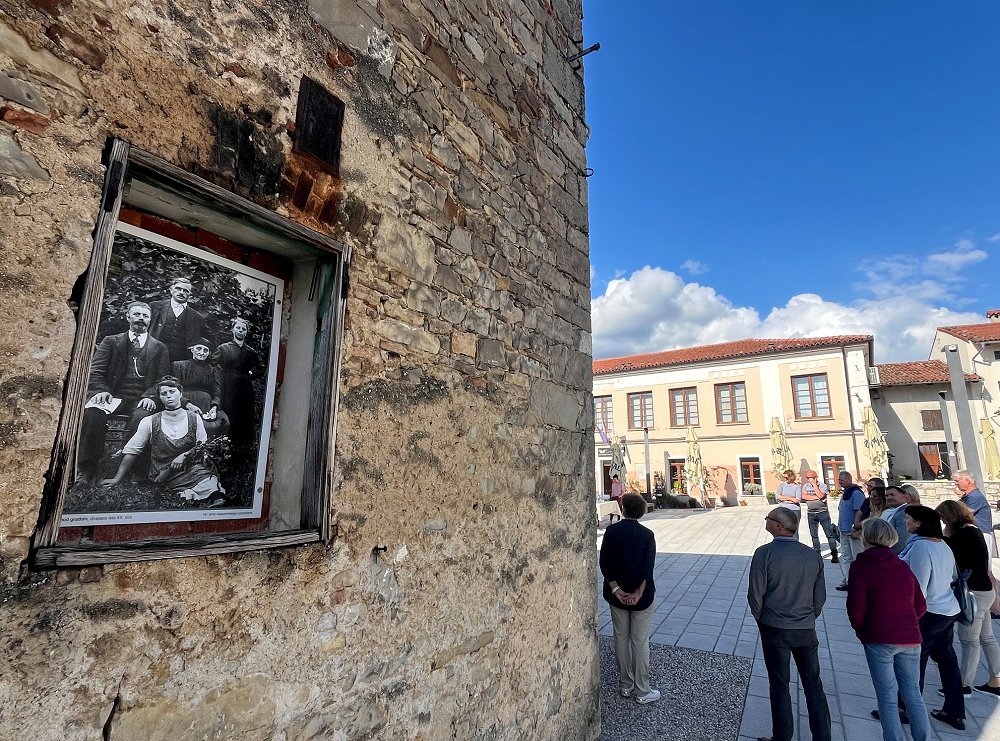 V Vipavskem Križu na ogled stalna fotografska razstava o zgodovini kraja