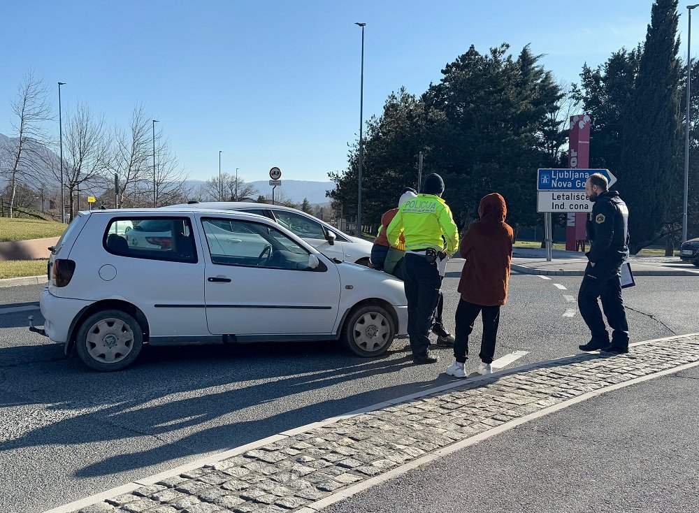 Z objestno vožnjo bežal pred policisti v Ajdovščini