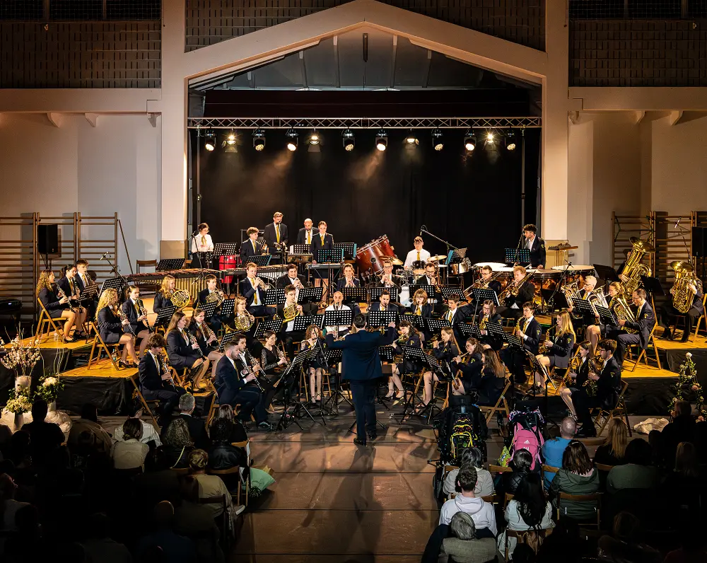 Pihalni orkester Vrhpolje navdušil s koncertom ob Dnevu žena